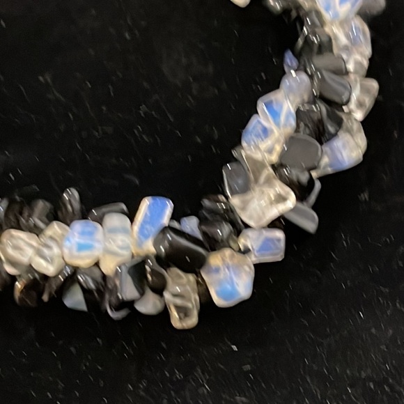 Beautiful opalescent chips mixed with onyx clear quartz crystal bracelet - Picture 10 of 10